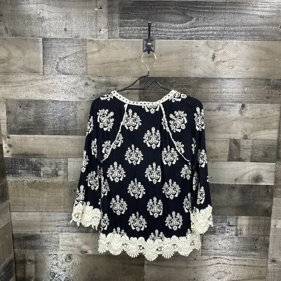 Chico's Women's Medallion Print 3/4 Sleeve Knit Lace Trim Top Sz 0/S/4 Black - Picture 9 of 9